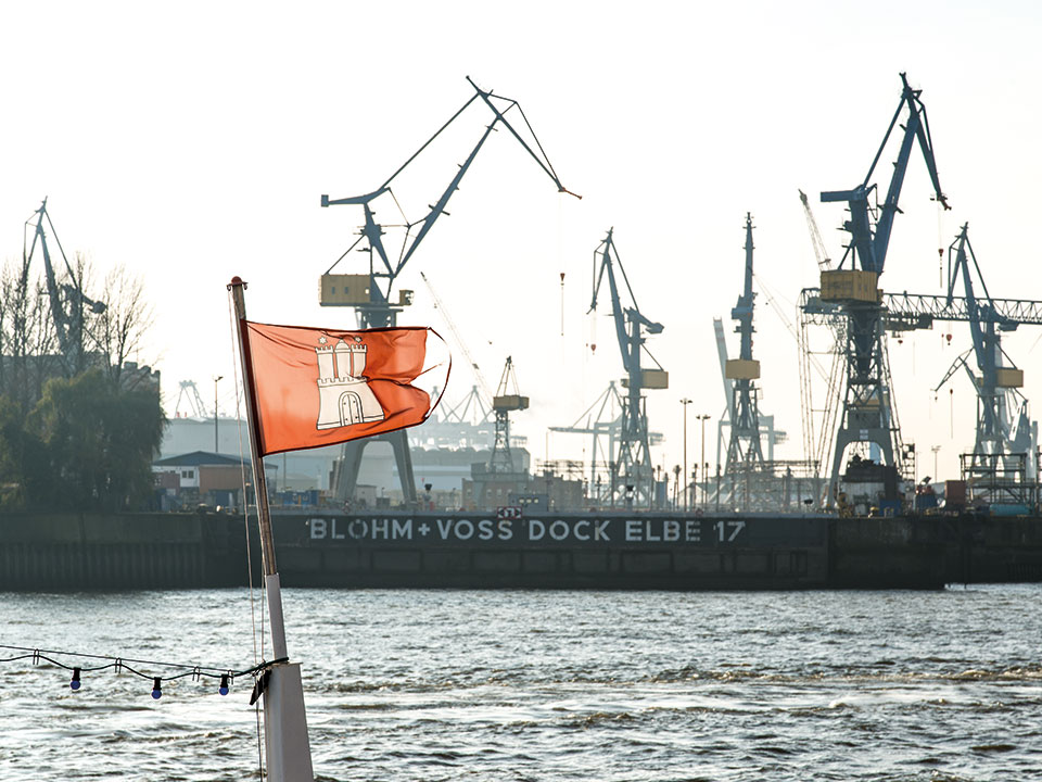 Dock mit Hamburg Flagge