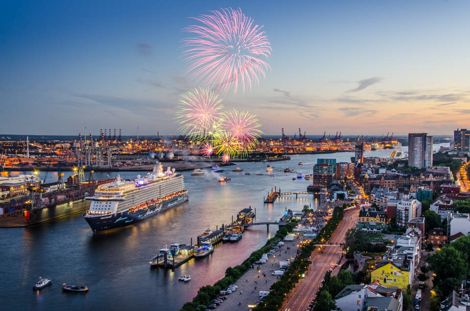 Hafen Hamburg bei Party zur blauen Stunde