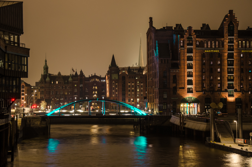 Speicherstadt Brücke beleuchtet