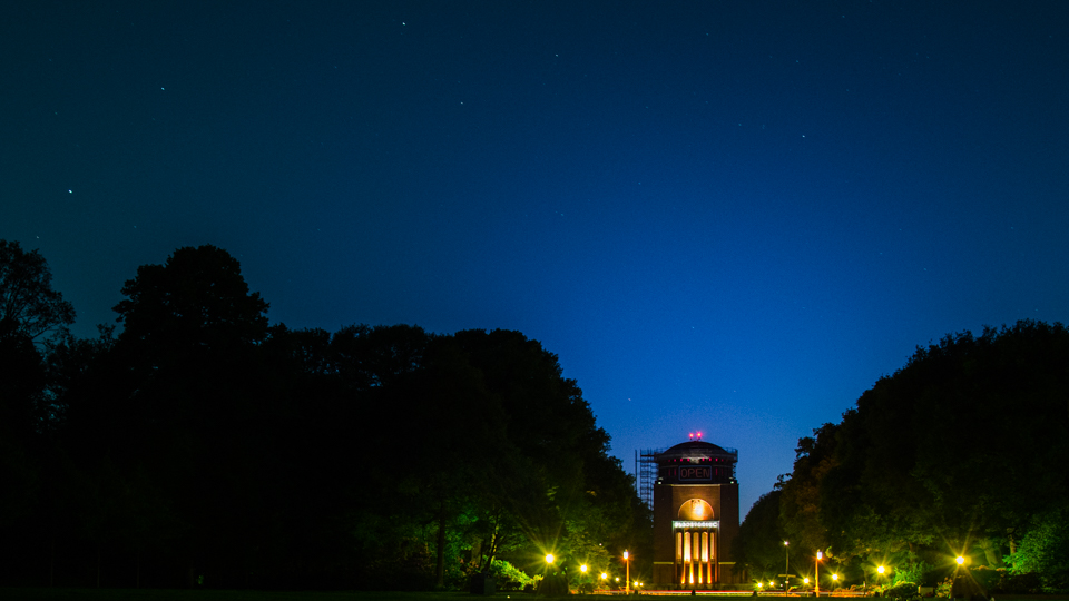 Planetarium zur blauen Stunde