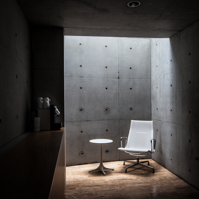 Motiv Tisch und Stuhl in Beleuchtung | Foto Marcel Hieber