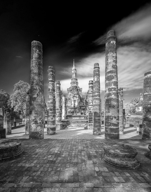 Tempel Ruine Thailand Hochkant s/w
