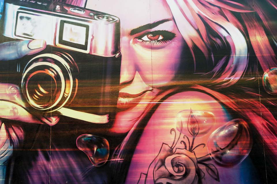 Graffiti Girl mit Kamera