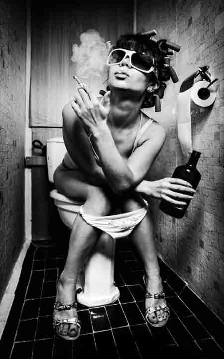 Frau mit Kippe auf Toilette
